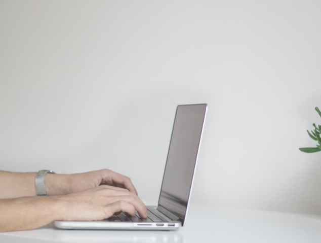 Laptop und Frau mit Bluse – Symbolbild für weitere Dienstleistungen